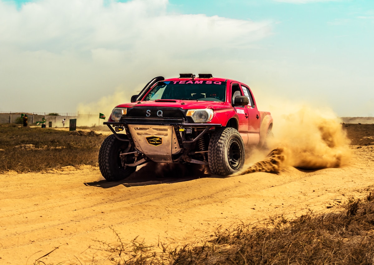 Camioneta pickup de competición en tierra — chiptuning Stage 1