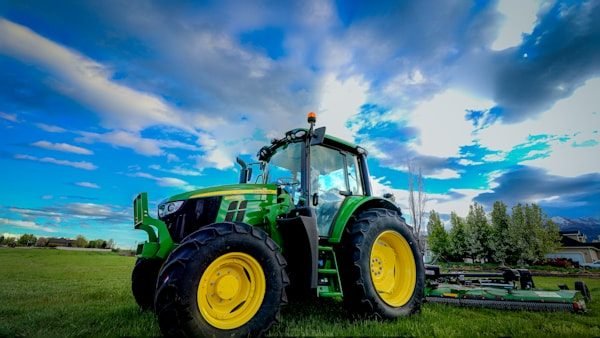 Tractor verde moderno — reprogramación de ECU agrícola