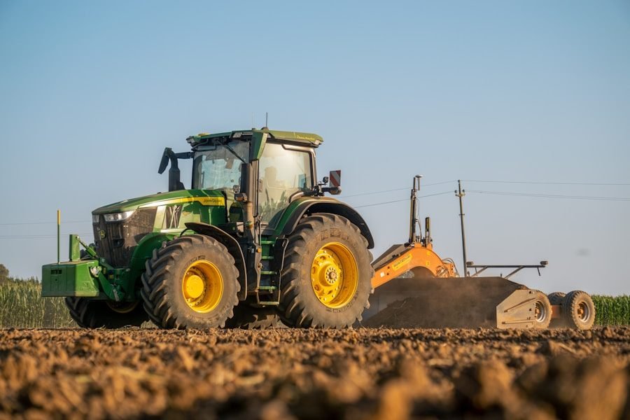 Tractor moderno trabajando el campo — chiptuning agrícola
