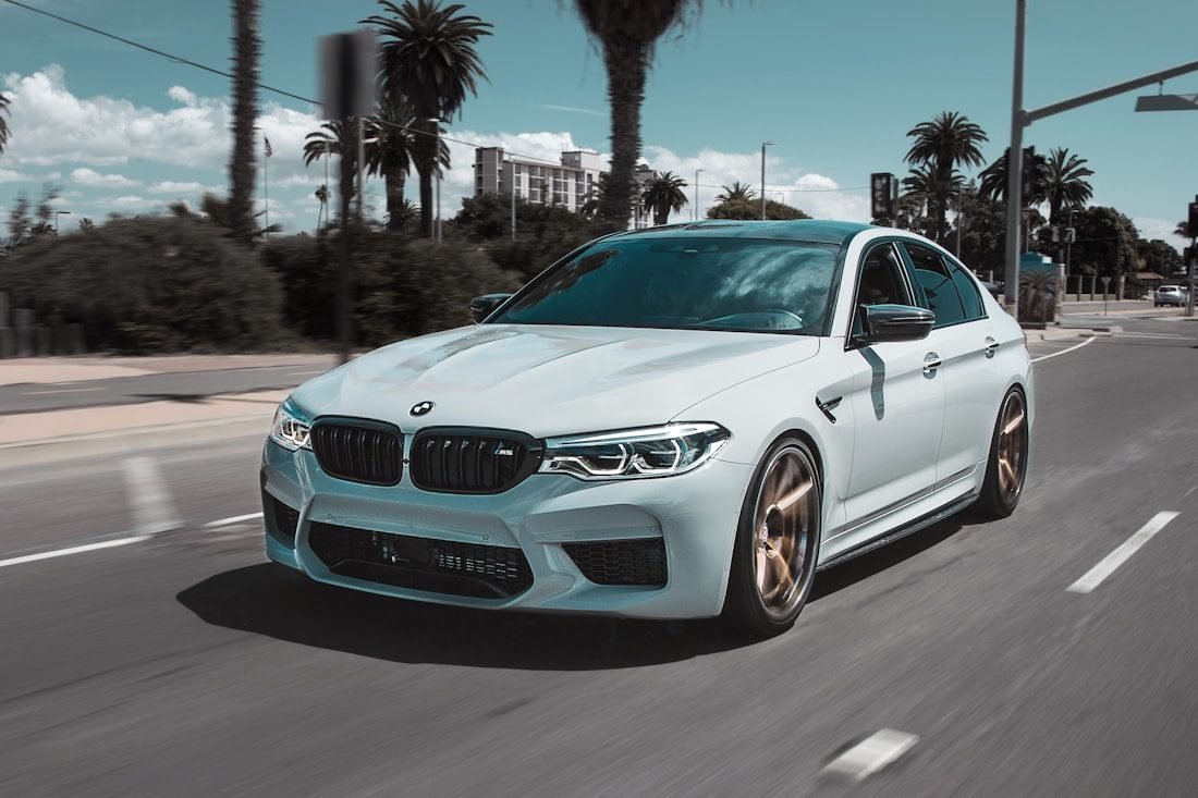 Auto deportivo en calle — chiptuning Stage 1