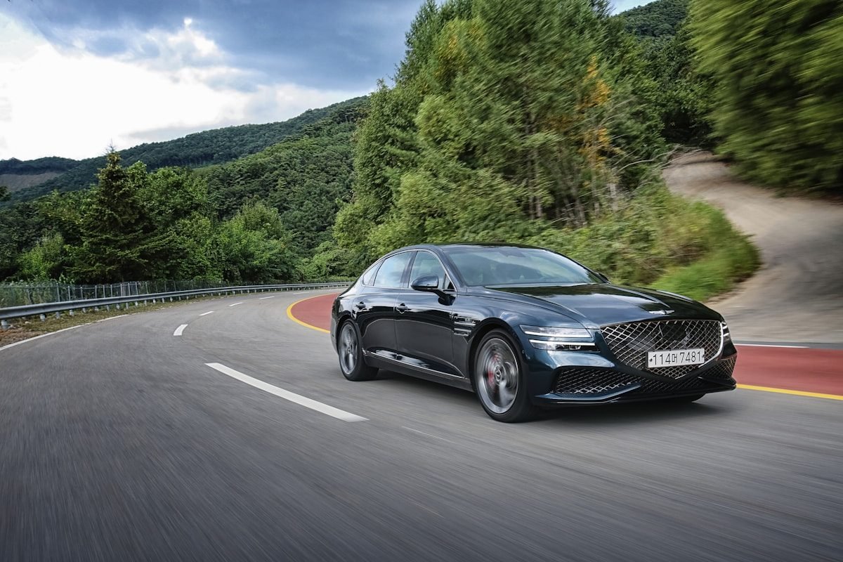 Auto deportivo en ruta de montaña — chiptuning Stage 1