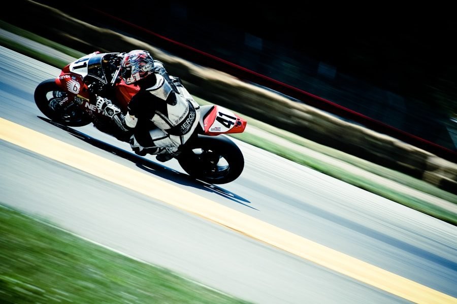 Moto de alto rendimiento en pista